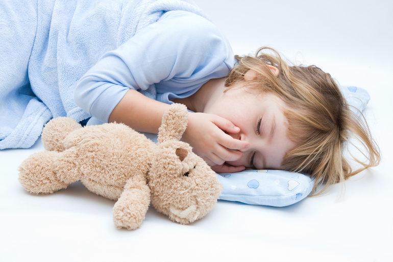 Как правильно разбудить ребенка