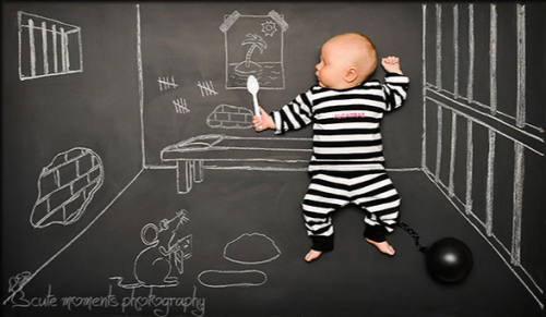 Очередная оригинальная идея для фотосъемки спящего малыша :)