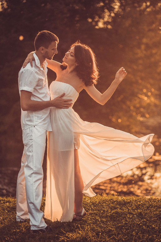 Солнечная свадьба на берегу пруда!