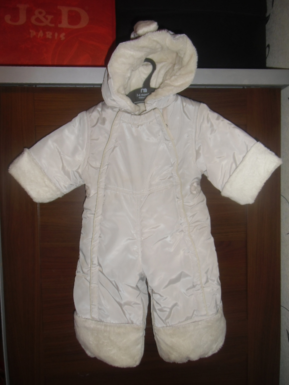 Продам комбинезоны б/у на возраст от 0 до 12 мес.