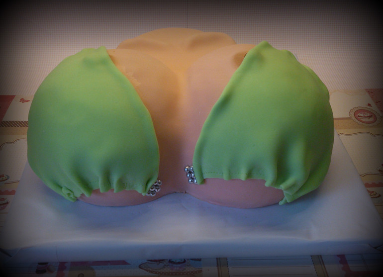 Первый торт-грудь:)