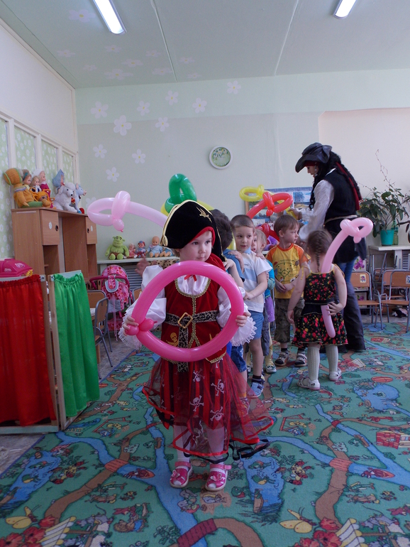 Пиратский День рождения в садике и в окружении подарков (4,0)