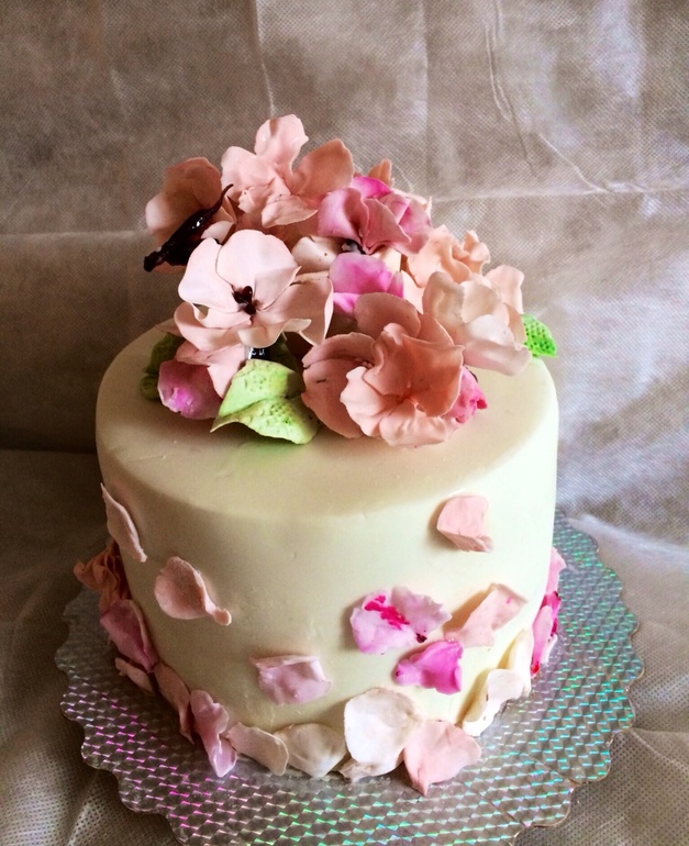 Торт с мелкими цветами в чашке
