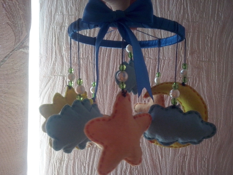 Аист и мобиль