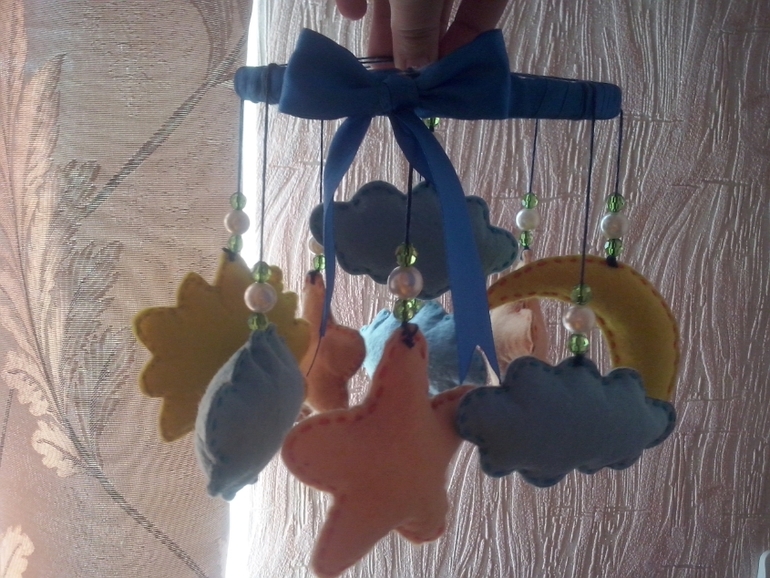 Аист и мобиль