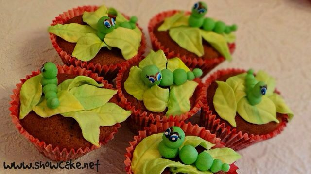 Божьи коровки и гусенички.