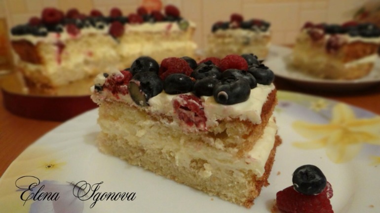 Заварной бисквит, маскарпоне и ягоды.