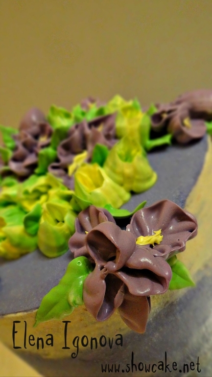 Торт кремовый с тюльпанами и ирисами.