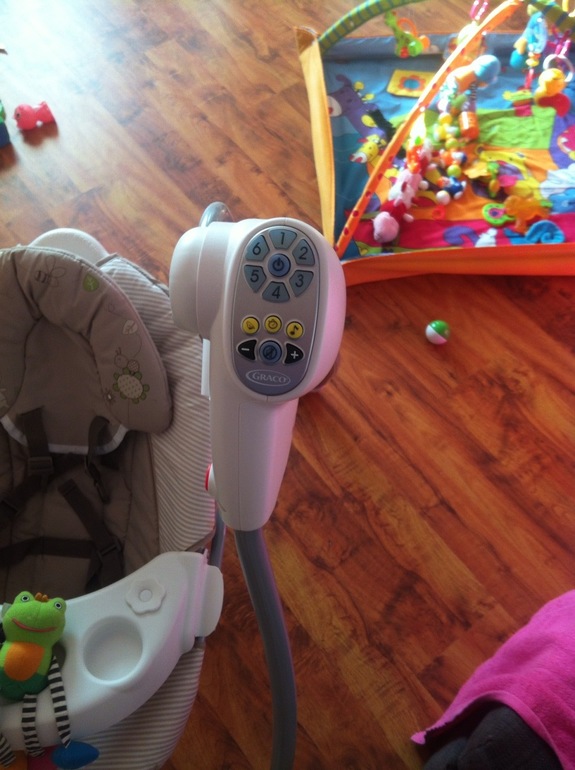 продам детскую качелю шезлонг 5000 новую.