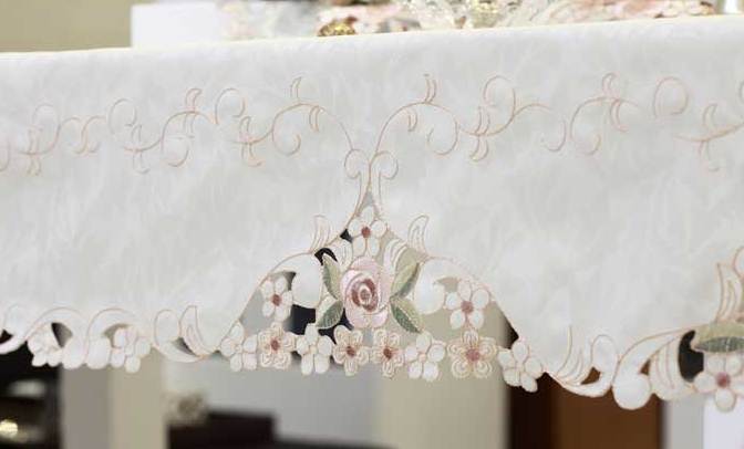 Скатерть с вышивкой ришелье 100% полиэстер. Размер 150х250см. Цена 1500 руб.