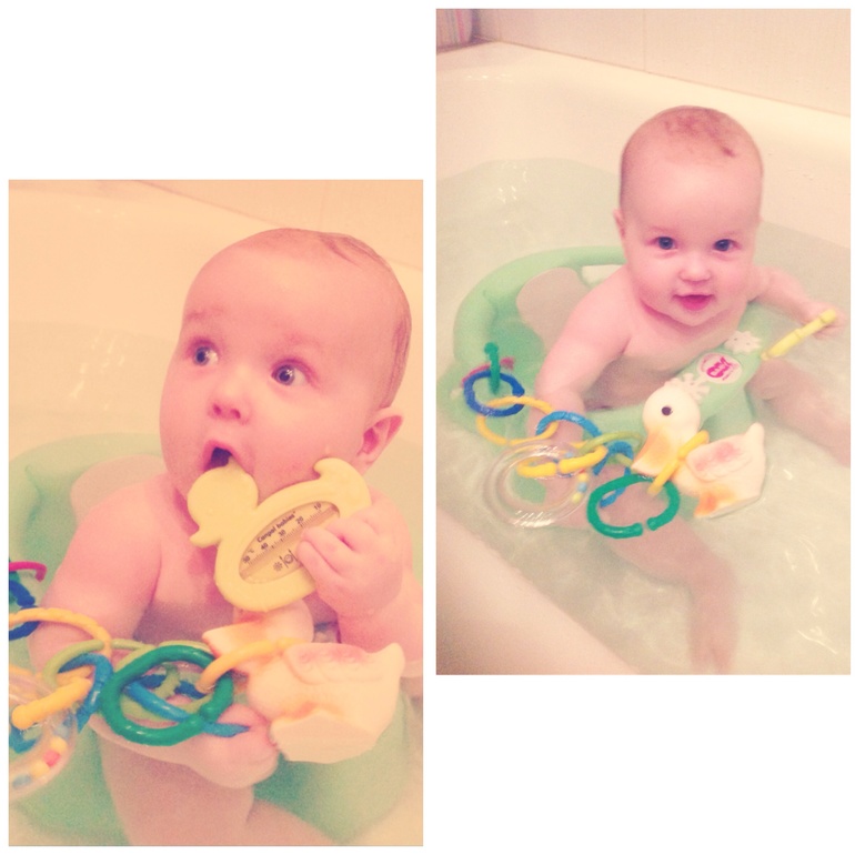 Как купаются малыши от 7 месяцев?