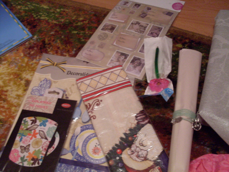 И нас забросали подарочками!!!!!