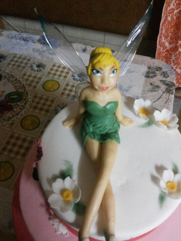 Первый трех ярусный тортик и первая Динь Динь, первый объемный цветочек! Девчоночки укажите на недостатки!!!