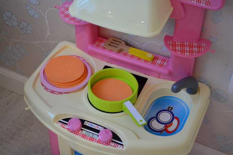 Как мы печем блины на нашей игрушечной кухне