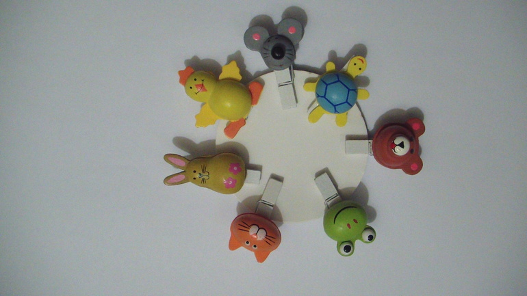 Прищепки и термонаклейки для развивающих игрушек.