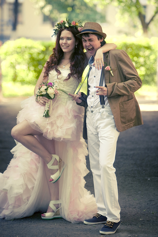 Оригинальное короткое свадебное платье со шлейфом