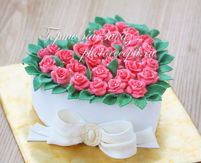 Вопрос: Как цветы держатся в тортике?))