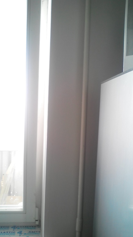 Стол-подоконник и ...декор окна. Как спрятать трубы?