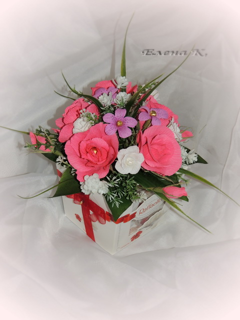 Букетик с ромашками и коробочка конфет