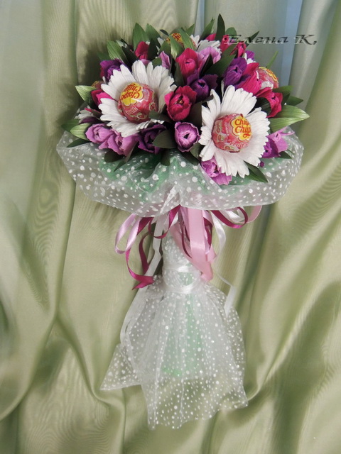 Букетик с ромашками и коробочка конфет