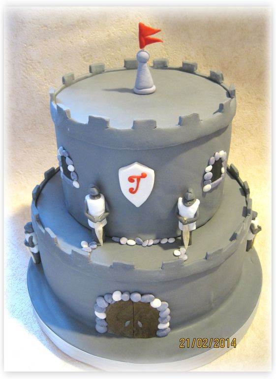 Рыцарский замок и пряничный щиты