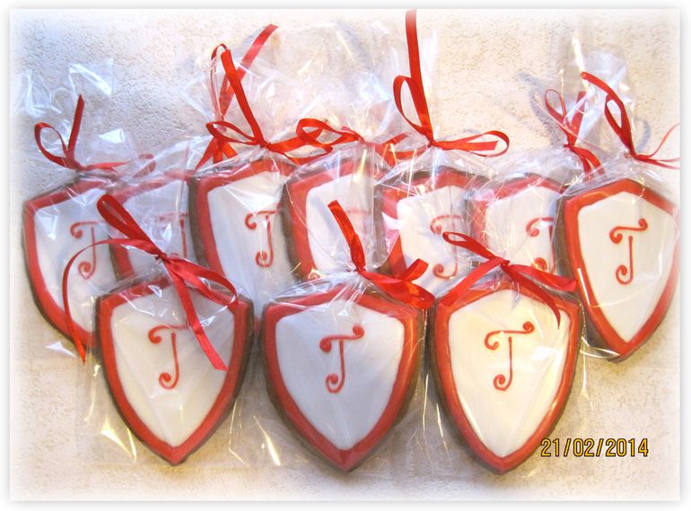 Рыцарский замок и пряничный щиты