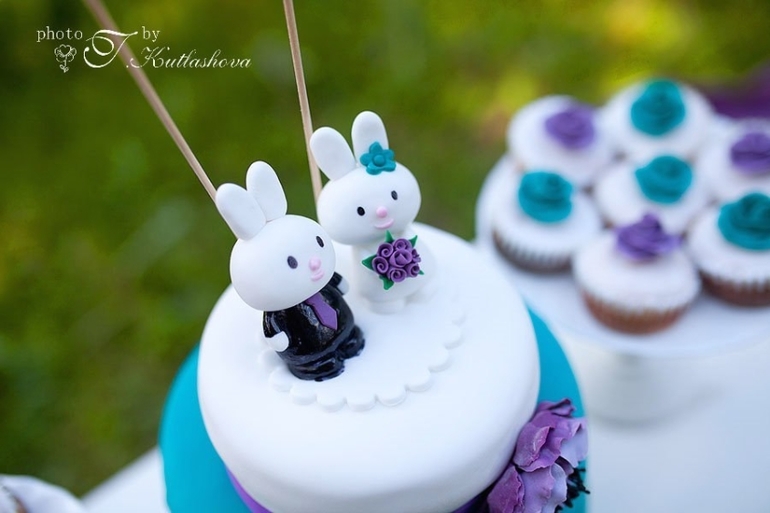 Оформление и декор для милой бирюзово-фиолетовой свадьбы зайчиков