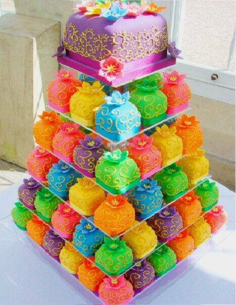 Кто сможет сделать свадебный с  минитортиками?