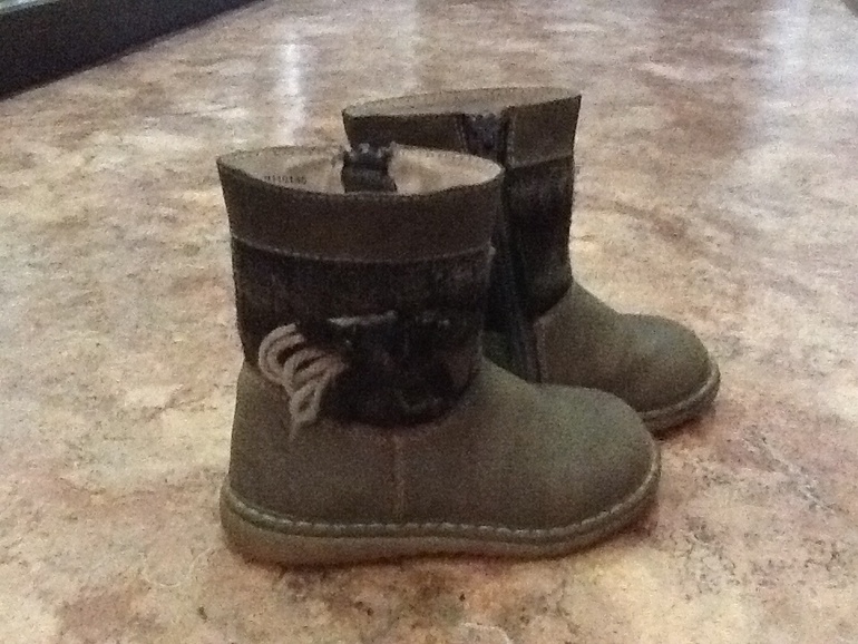 Продам обувь б/у от 22 по25 на девочку, несколько пар даром отдам( качество соотв)