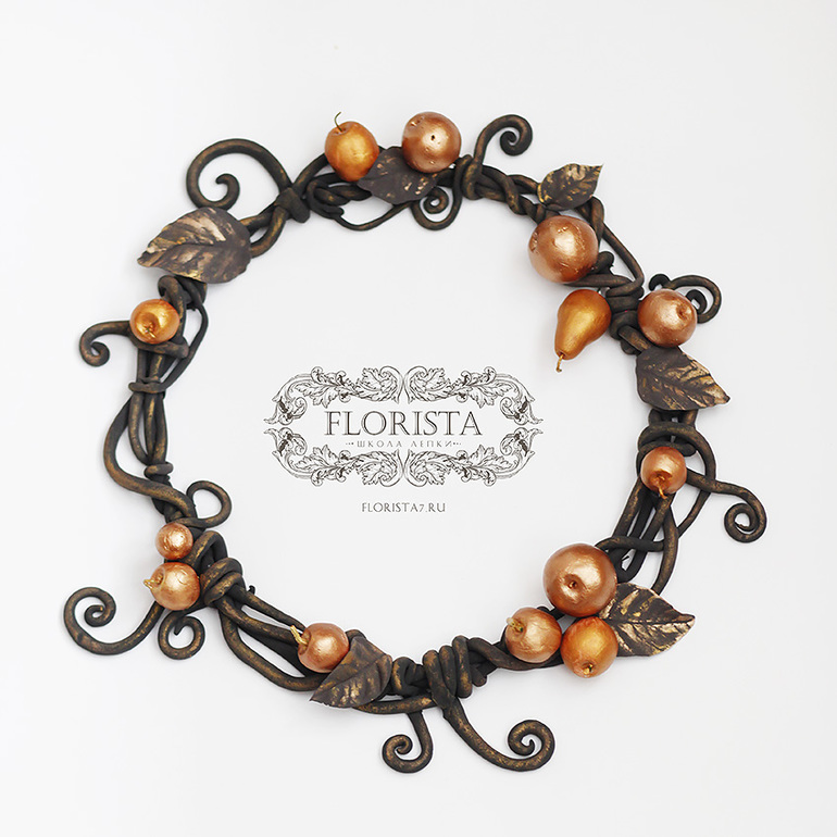 Венок с яблоками.