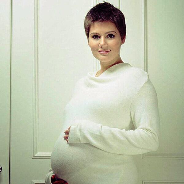 Молодые мамы - к кому из звёзд уже прилетел аист?