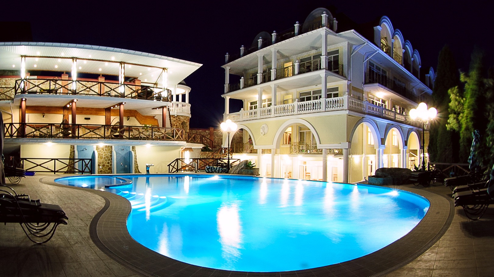 Отель Александрия - современный гостиничный комплекс в Крыму приглашает провести Майские возле моря