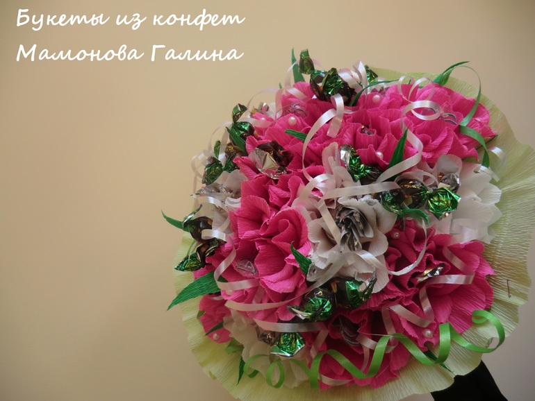 Готовый букет из конфет, посоветуйте как быть с сеткой. За темой слежу с нового года, вдохновляюсь красотой ваших работ, принимайте новичка в вашу группу)))