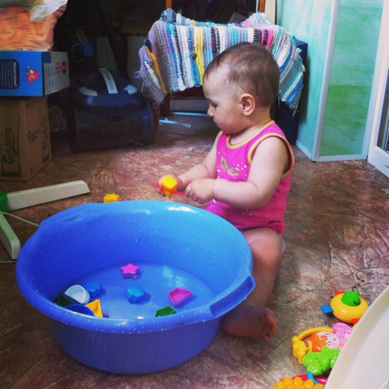 Первые игры с водой. 9,5 месяцев