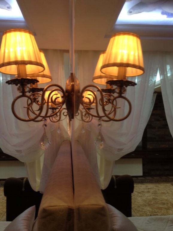 Девочки,  у Вас есть зеркало, а В НЕМ бра? Покажите, пожалуйста!