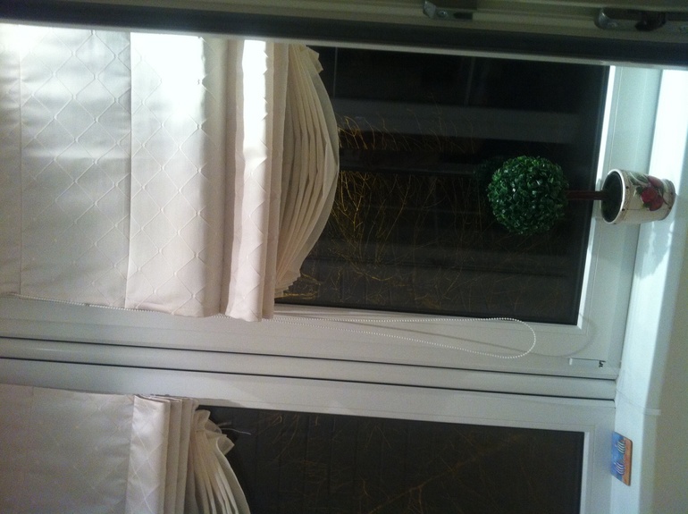 Римские шторы до и после. Посоветуйте как возможно уменьшить провис декоративной ткани внизу.