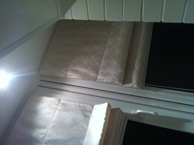 Римские шторы до и после. Посоветуйте как возможно уменьшить провис декоративной ткани внизу.