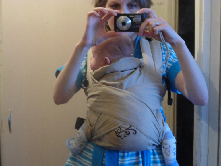 Посмотрите, пожалуйста, правильно ли ребенка примотала?