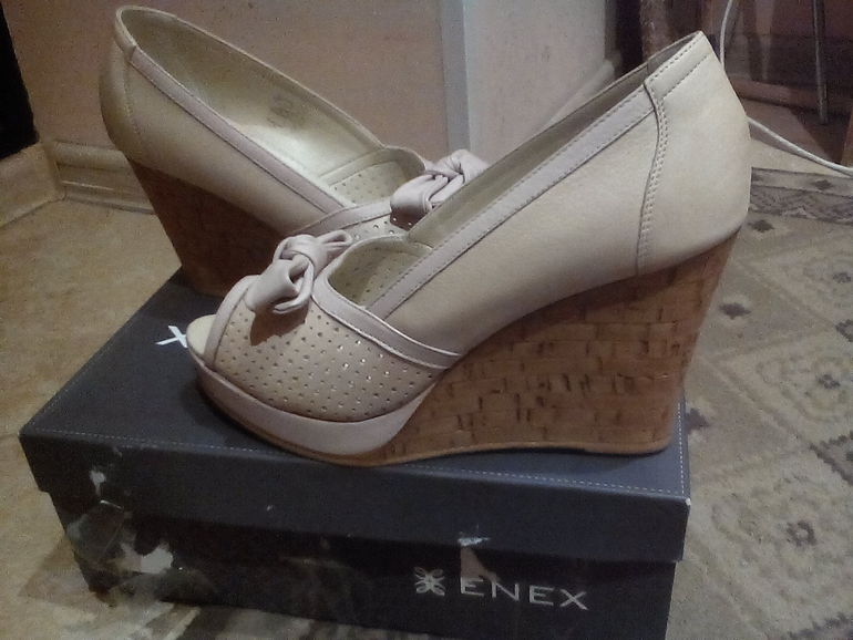 Продам новые летние туфли, р.39, беж