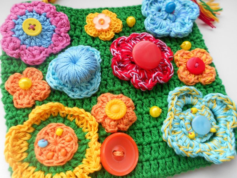 2 сумочки -полянки и панамка-клубничка