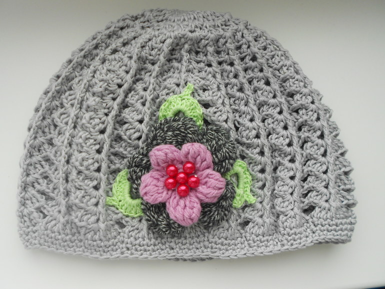 добавила цветочки на шапки, новая шапочка и косметичка .