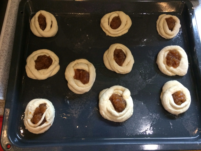 Ватрушки с яблочным джемом