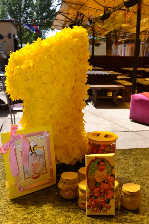 Годик в стиле пчелки)))