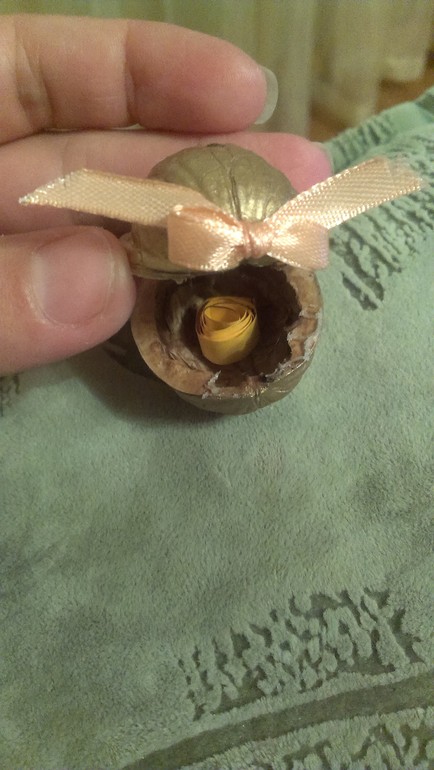 Мне сегодня подарили орешек с предсказанием)))))))