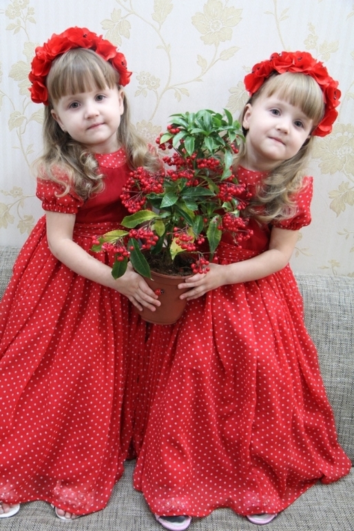 Девушки в красном...