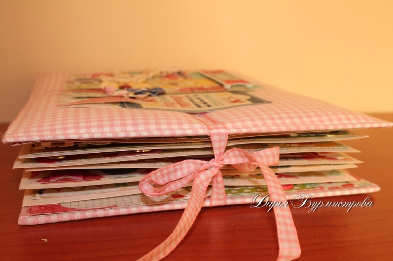 Яркий альбом для девочки.Продается.