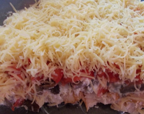 Салат с шампиньонами и копченой курицей и ананасами Салат с шампиньонами и копченой курицей и ананасами