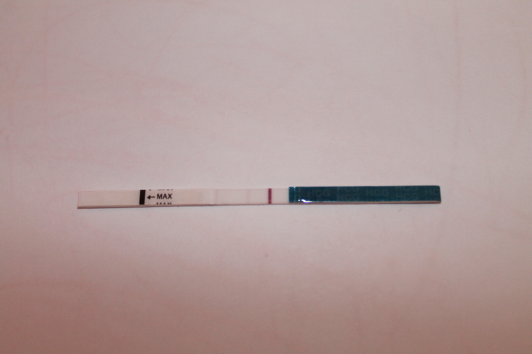 Девочкиии,посмотрите...Не реагент ли это? Или "привет"от малыша?