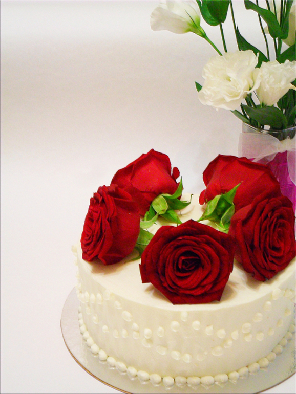 With vanilla roses cake))