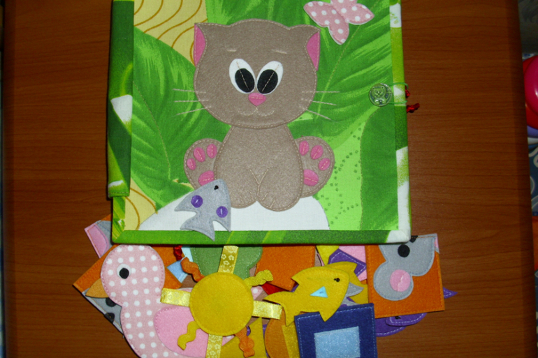 Развивающая книжка с котиком